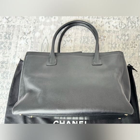 CHANEL Black Leather Medium Executive Cerf Tote - New Pristine Condition - Picture 7 of 14